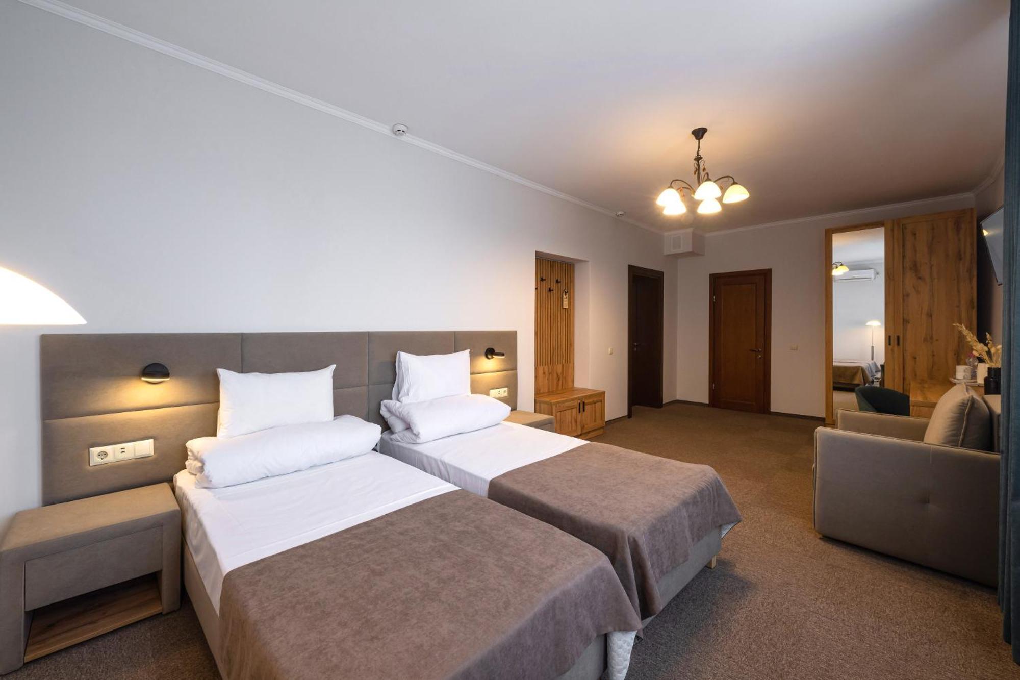 Stanislaviv Hotel Ivano Frankivsk Bagian luar foto
